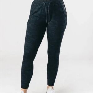 Alphalete Women's Premium Black Camo Jogger Workout Pants‎ Small